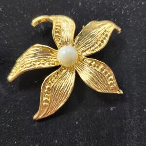 Vintage 5 petal Flower Pin Brooch 1960's Gold Tone Faux Pearl Jewelry